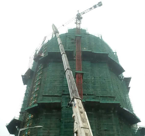 上海市吊车在工地上作业